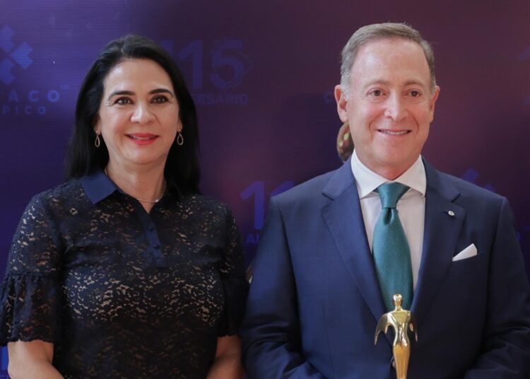 Reconoce Mónica visión y liderazgo empresarial de Robert A. Fleishman