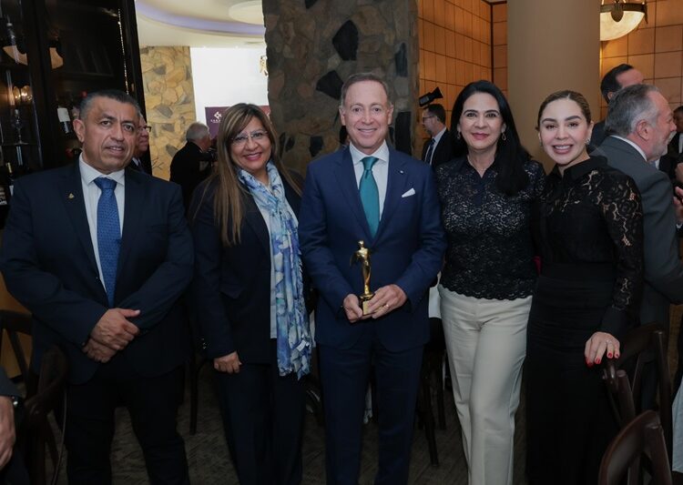 Reconoce Mónica visión y liderazgo empresarial de Robert A. Fleishman