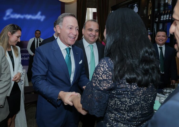 Reconoce Mónica visión y liderazgo empresarial de Robert A. Fleishman