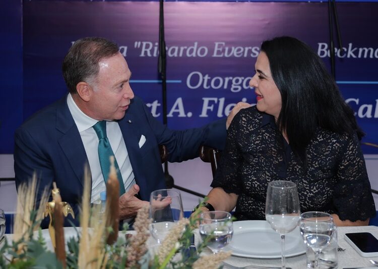 Reconoce Mónica visión y liderazgo empresarial de Robert A. Fleishman