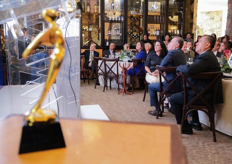 Reconoce Mónica visión y liderazgo empresarial de Robert A. Fleishman