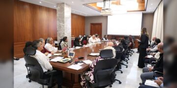 Revisa gobernador AVA avance de proyectos con el gabinete