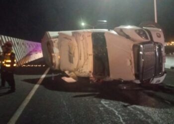 Tráiler con 26 toneladas de papel se volcó en Santa Catarina