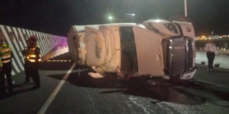 Tráiler con 26 toneladas de papel se volcó en Santa Catarina