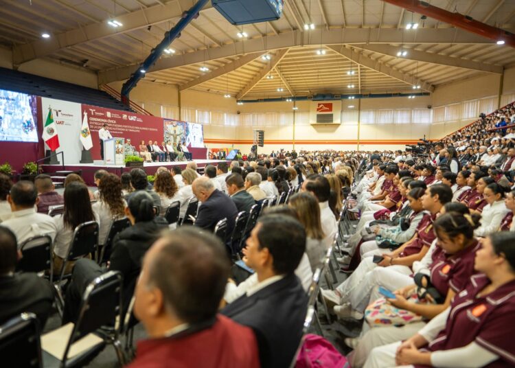 AVA y DAA encabezaron histórica entrega de equipos de cómputo en la UAT