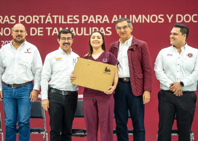 AVA y DAA encabezaron histórica entrega de equipos de cómputo en la UAT