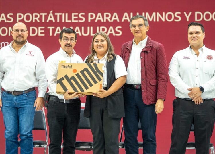 AVA y DAA encabezaron histórica entrega de equipos de cómputo en la UAT