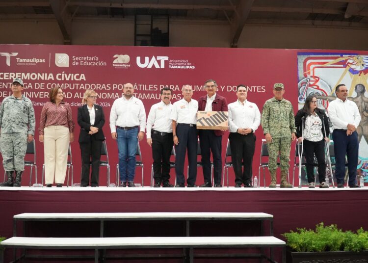 AVA y DAA encabezaron histórica entrega de equipos de cómputo en la UAT