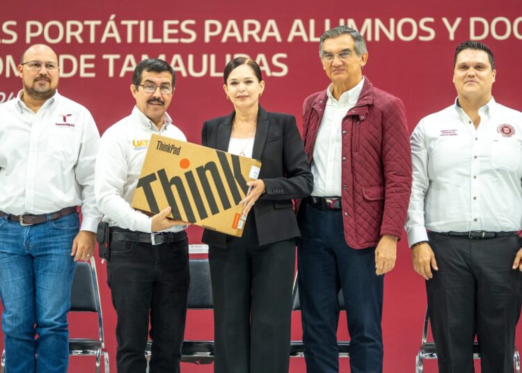 AVA y DAA encabezaron histórica entrega de equipos de cómputo en la UAT