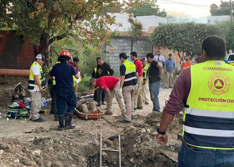 PC Victoria rescata a trabajador en obra de COMAPA