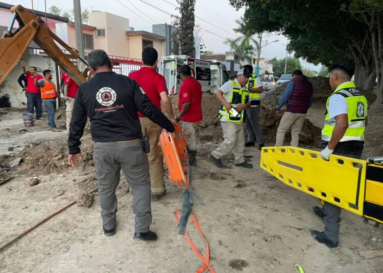 PC Victoria rescata a trabajador en obra de COMAPA