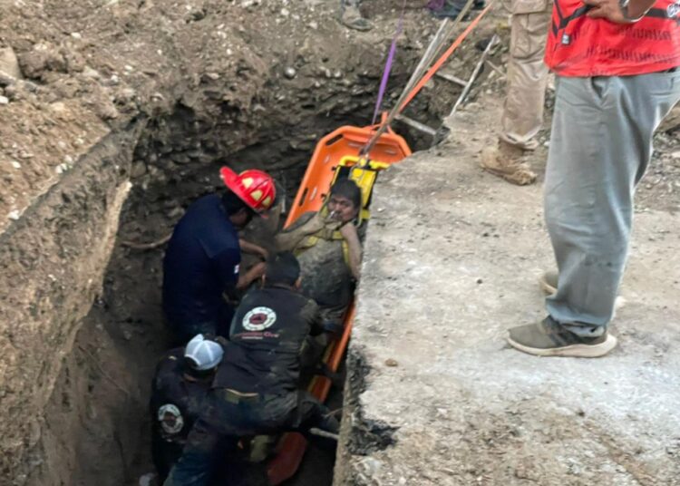 PC Victoria rescata a trabajador en obra de COMAPA