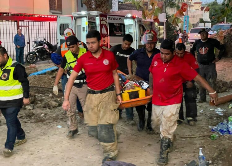 PC Victoria rescata a trabajador en obra de COMAPA