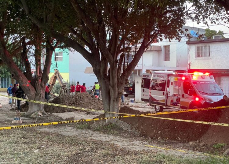 PC Victoria rescata a trabajador en obra de COMAPA