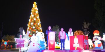 Encienden árbol de navidad en Viveros Mágico de NLD