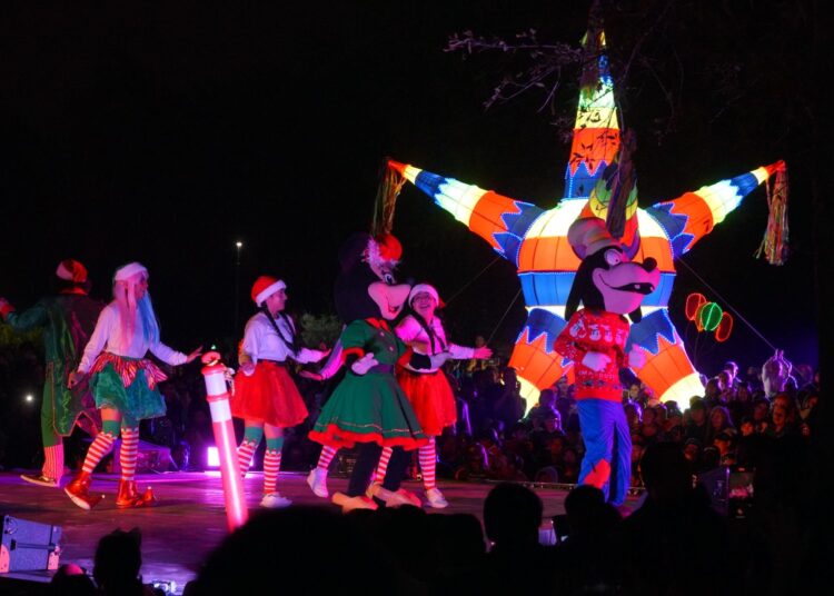 Encienden árbol de navidad en Viveros Mágico de NLD