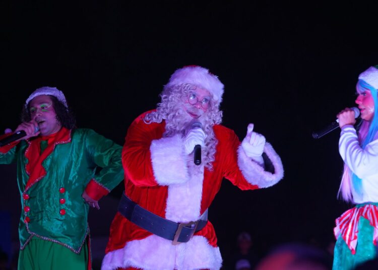 Encienden árbol de navidad en Viveros Mágico de NLD