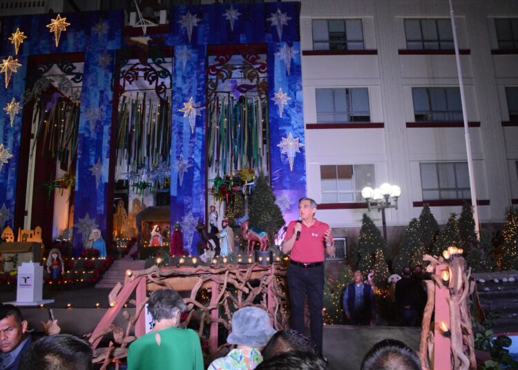 Américo y María encienden monumental pino navideño