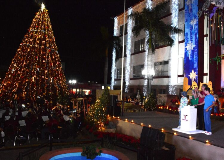 Américo y María encienden monumental pino navideño