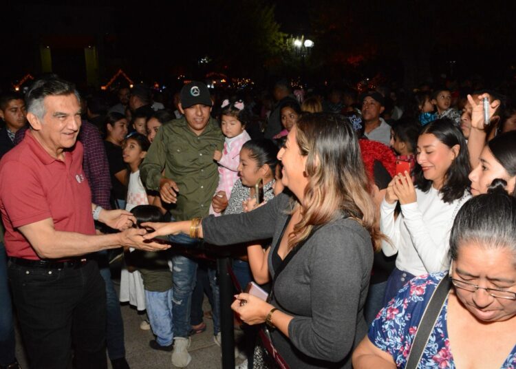 Américo y María encienden monumental pino navideño