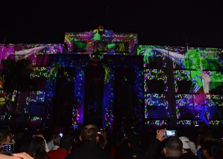 Américo y María encienden monumental pino navideño