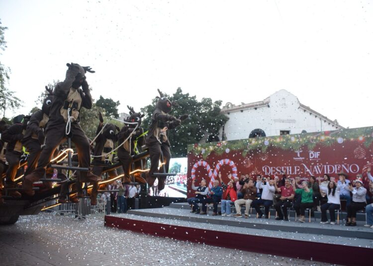 Américo y María encienden monumental pino navideño