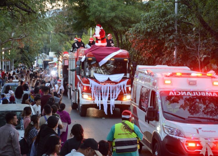 Américo y María encienden monumental pino navideño