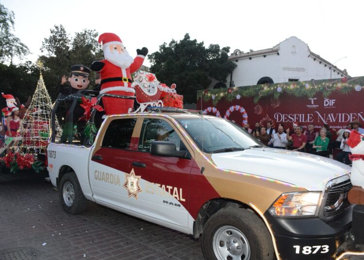 Américo y María encienden monumental pino navideño