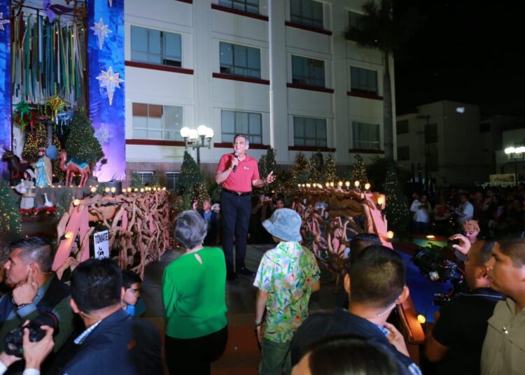 Américo y María encienden monumental pino navideño