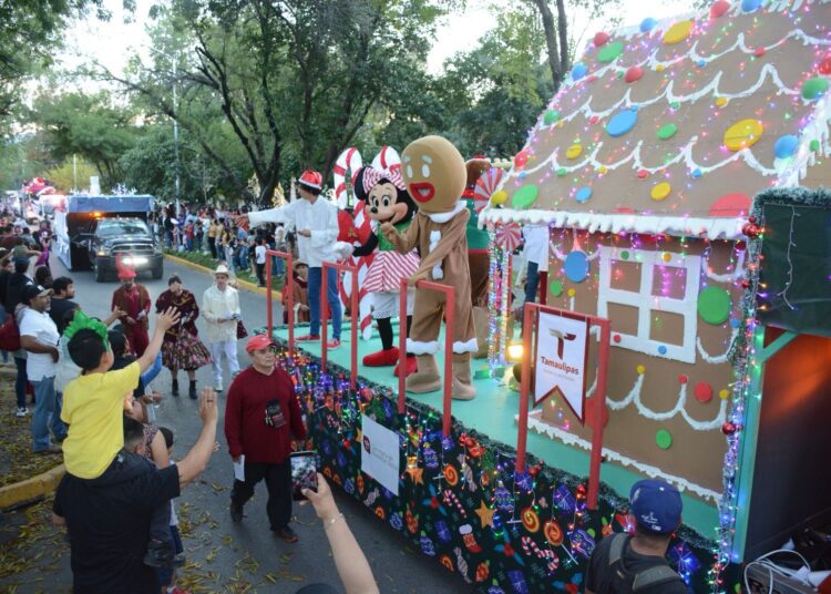 Américo y María encienden monumental pino navideño