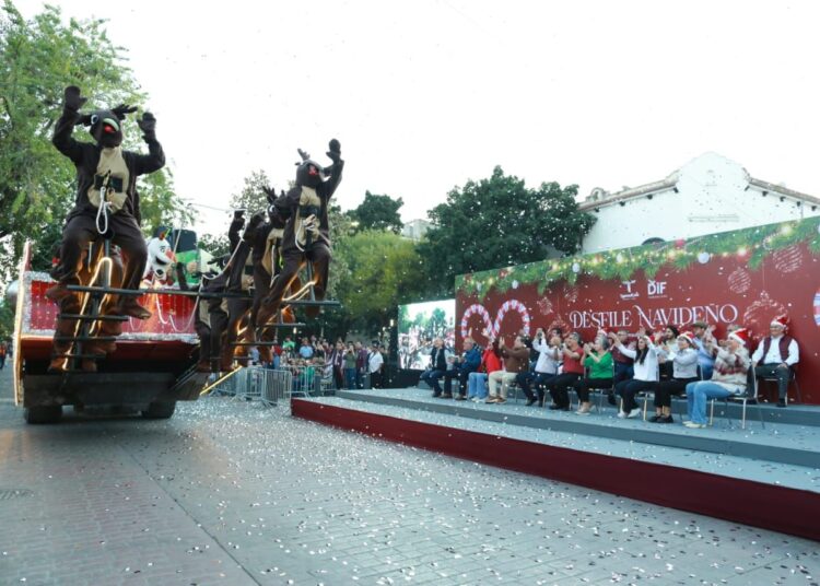 Américo y María encienden monumental pino navideño