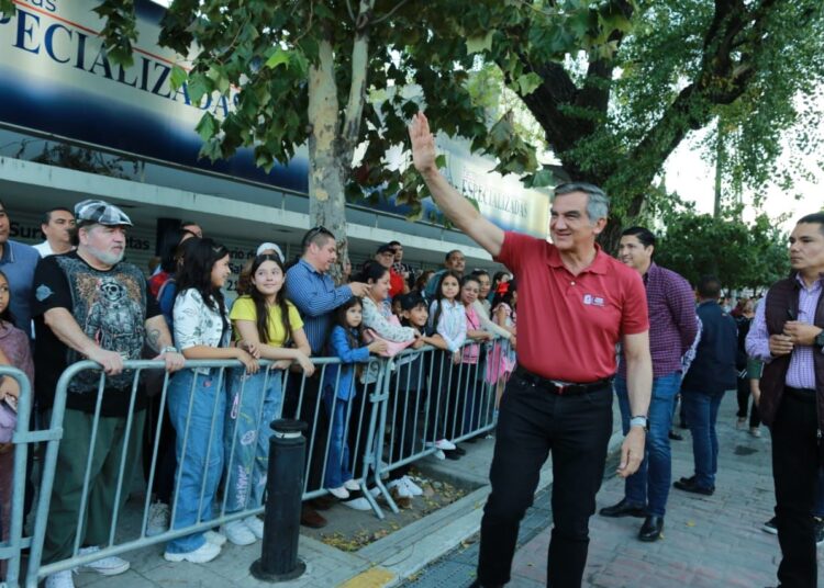 Américo y María encienden monumental pino navideño