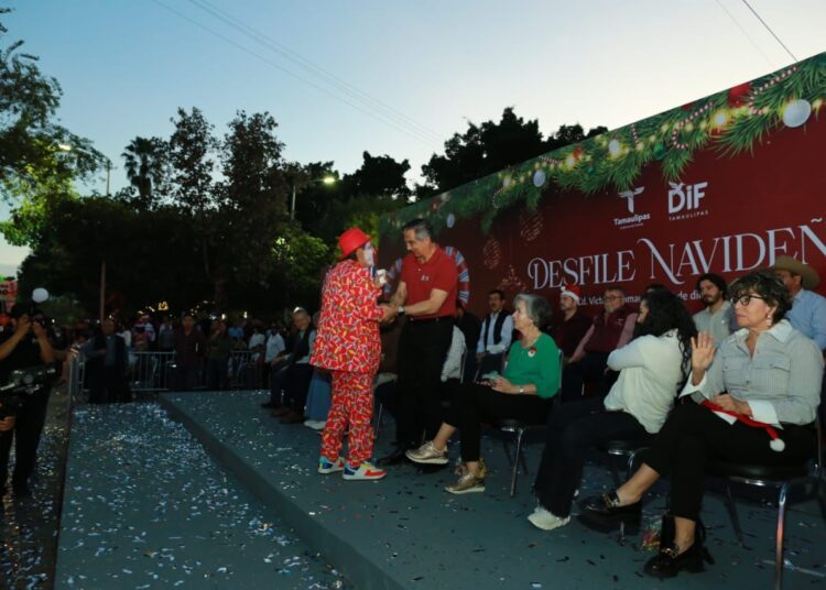 Américo y María encienden monumental pino navideño
