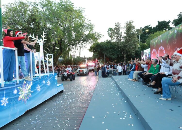 Américo y María encienden monumental pino navideño