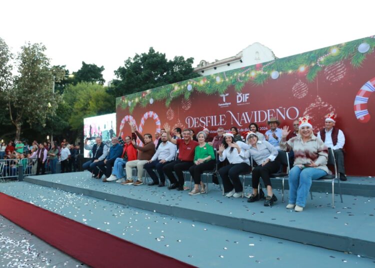 Américo y María encienden monumental pino navideño