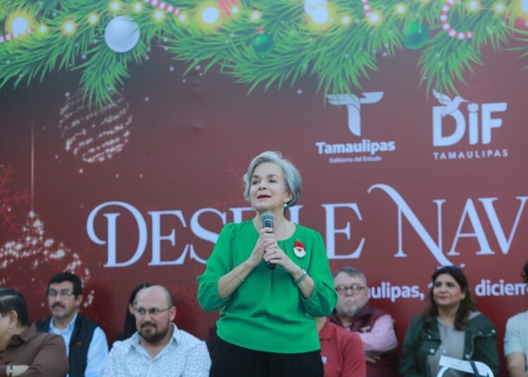 Américo y María encienden monumental pino navideño