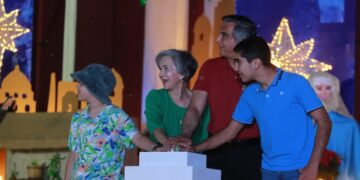 Américo y María encienden monumental pino navideño