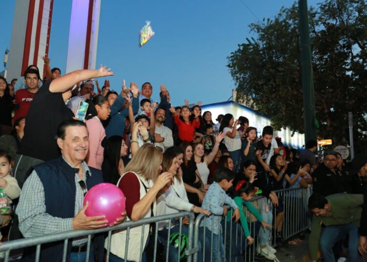 Américo y María encienden monumental pino navideño