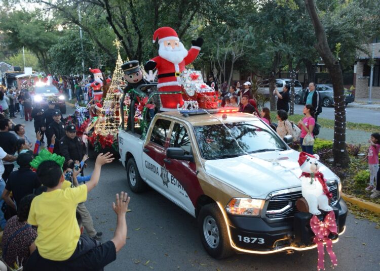 Américo y María encienden monumental pino navideño