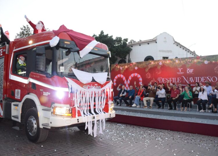 Américo y María encienden monumental pino navideño