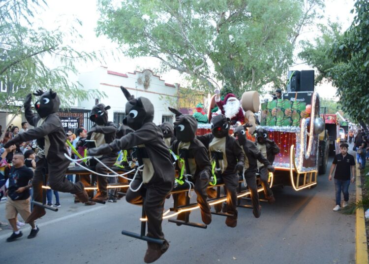Américo y María encienden monumental pino navideño