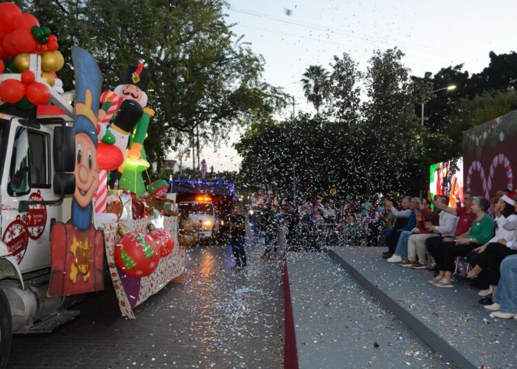 Américo y María encienden monumental pino navideño
