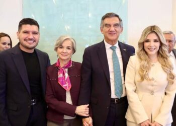 Beto Granados y su esposa acompañan al gobernador AVA en posada navideña