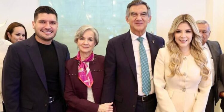 Beto Granados y su esposa acompañan al gobernador AVA en posada navideña