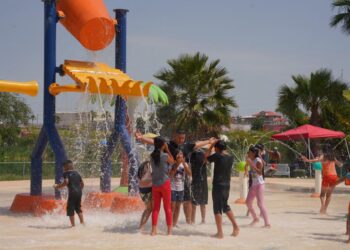 Celebran Pascua cientos de familias de NLD en espacios públicos dignos