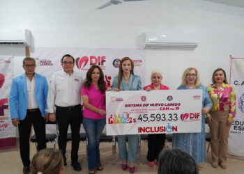 Entrega DIF NLD apoyos a CAM