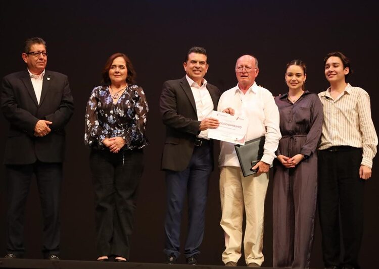 Abren Lalo y Lucy telón de festejos del Bicentenario