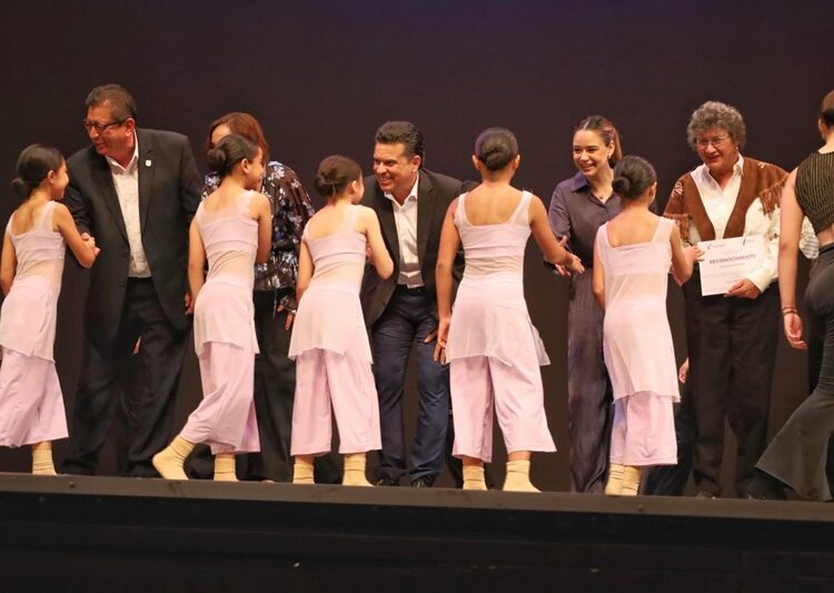 Abren Lalo y Lucy telón de festejos del Bicentenario