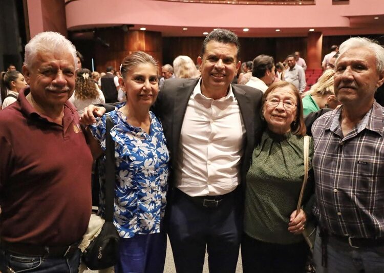Abren Lalo y Lucy telón de festejos del Bicentenario
