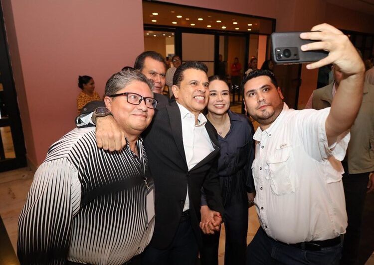 Abren Lalo y Lucy telón de festejos del Bicentenario